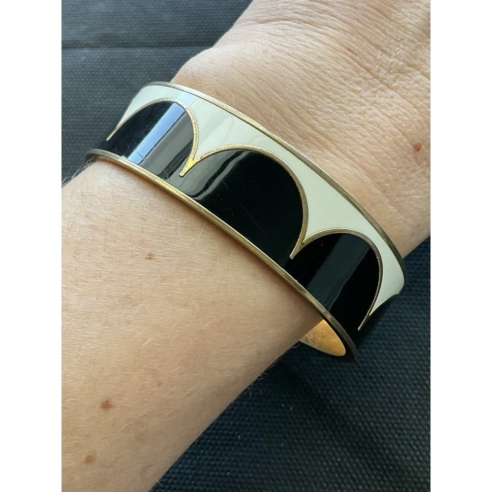 Kate Spade "Ahead of the Curve" hinged bangle bracelet Black & White - Picture 5 of 6